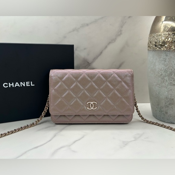 🔥RARE!! CHANEL•Iridescent Caviar Quilted Wallet On Chain - Picture 1 of 10